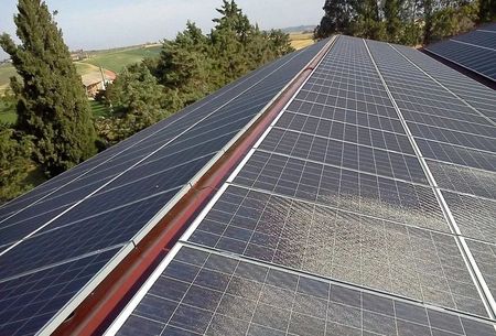 空氣污染不僅危害身體健康，甚至還影響太陽(yáng)能發(fā)電！